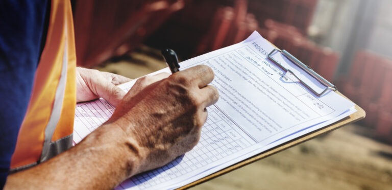 Checklist de seguridad: 10 puntos críticos antes de subir a andamios de aluminio